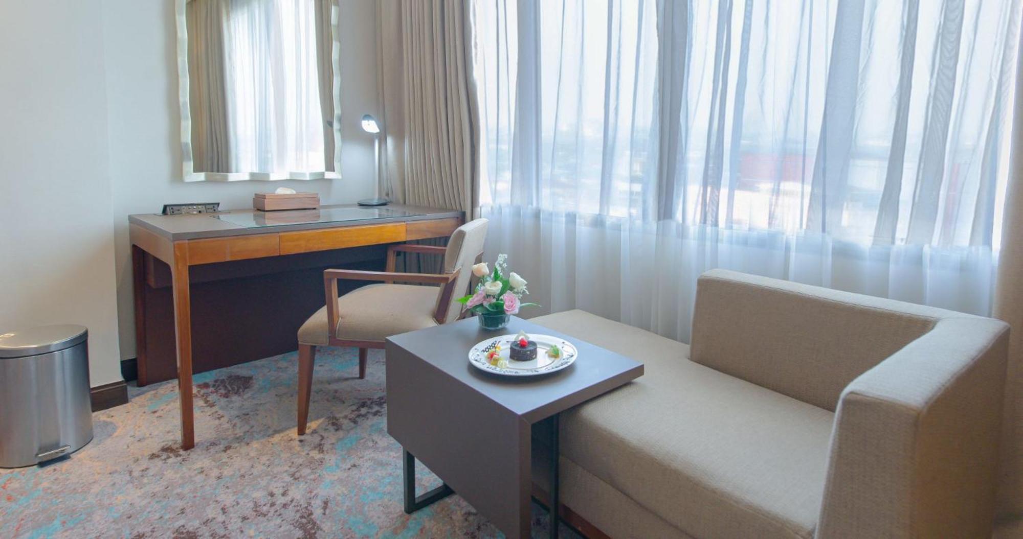 Gumaya Tower Hotel Semarang Dış mekan fotoğraf