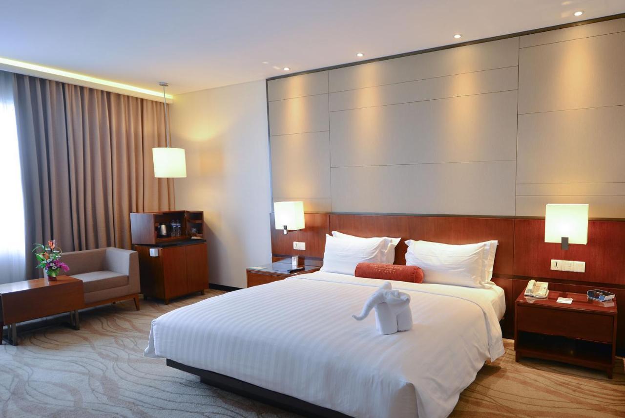 Gumaya Tower Hotel Semarang Dış mekan fotoğraf