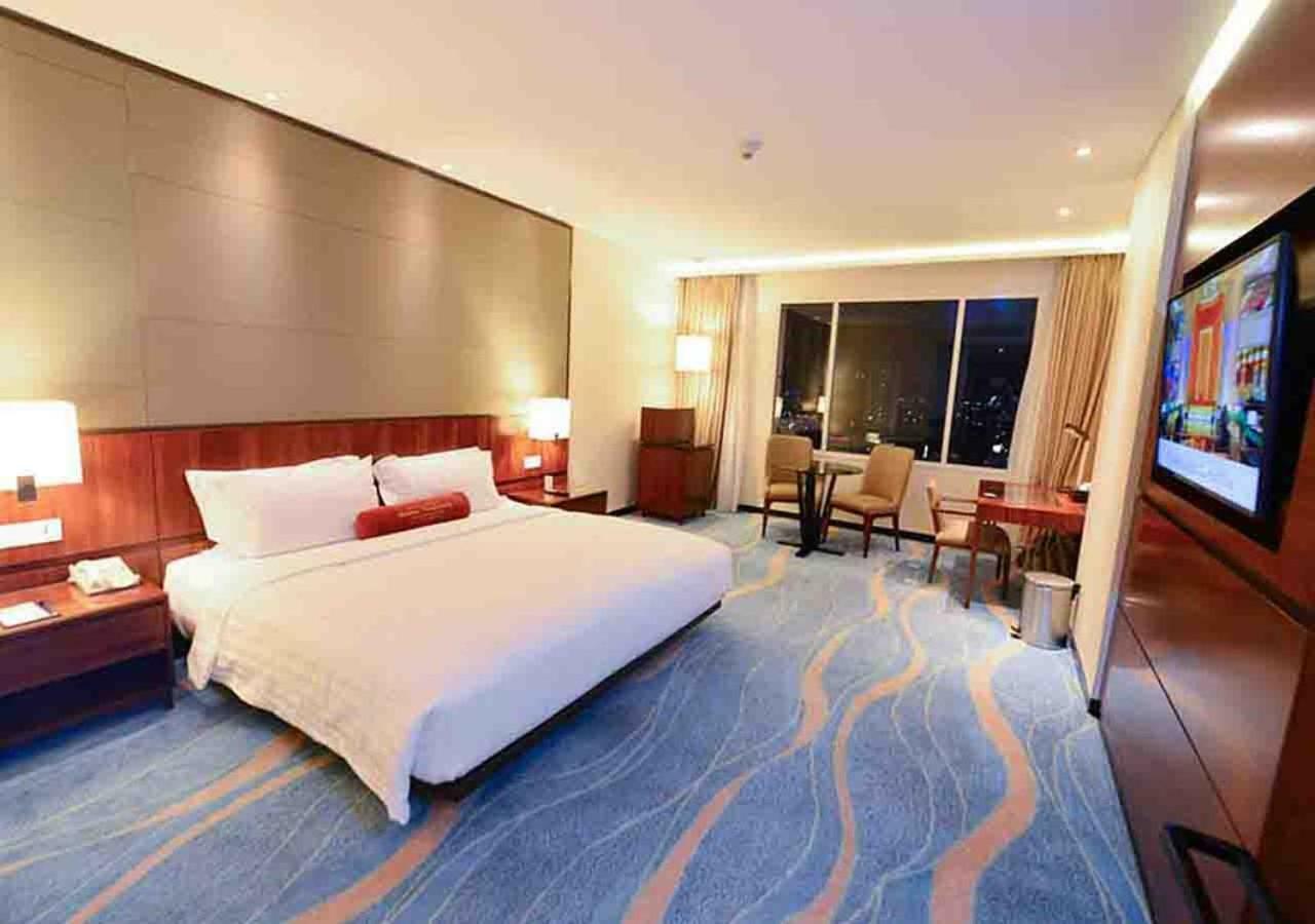 Gumaya Tower Hotel Semarang Dış mekan fotoğraf