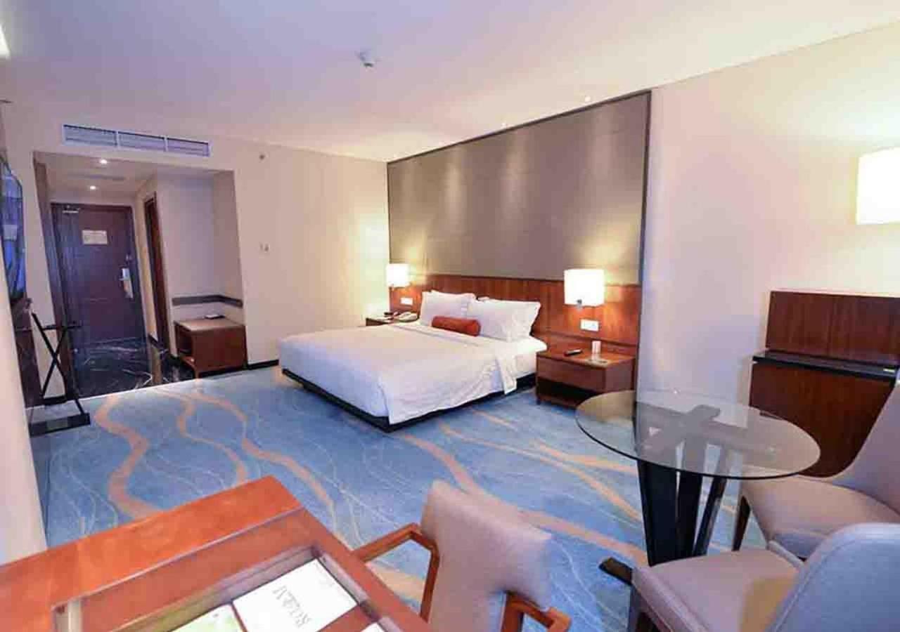 Gumaya Tower Hotel Semarang Dış mekan fotoğraf